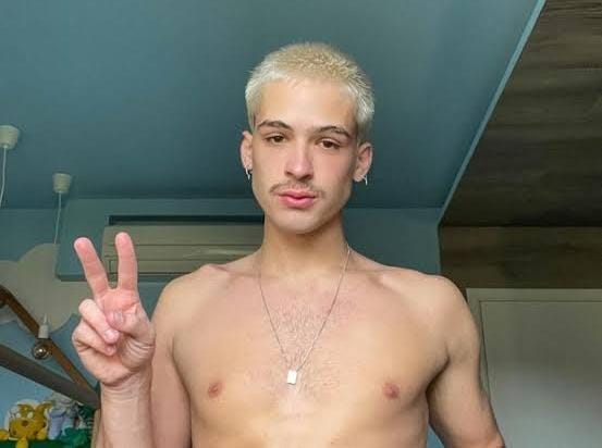 João Guilherme aparece pelado tomando banho e dispara: “É engraçado”