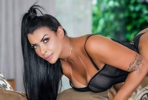 Modelo afirma ter “gozado 11 vezes no dia” e deseja sexo com cantor: “Esperando ficar solteiro”