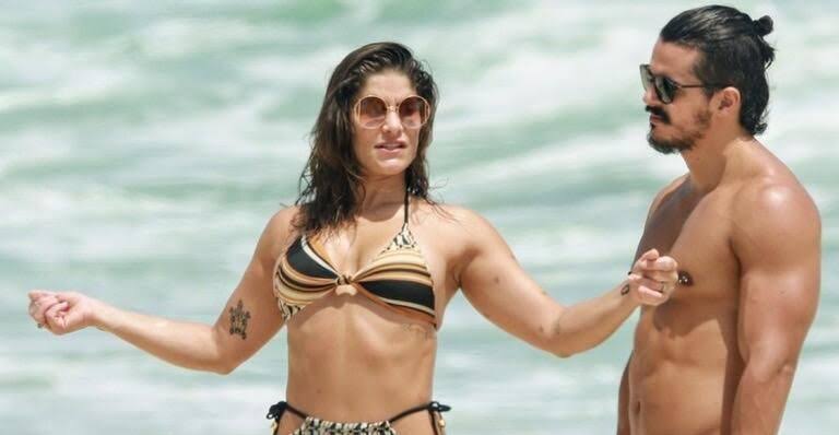 De fio-dental, Priscila Fantin faz topless e ostenta corpão ao lado do marido; veja fotos