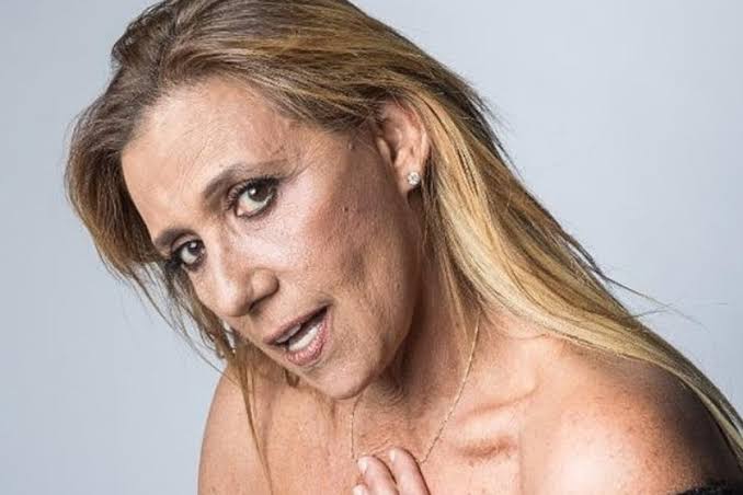 De calcinha, Rita Cadillac aparece sem sutiã, mostra virilha e surpreende: “Isso sim é uma coroa”