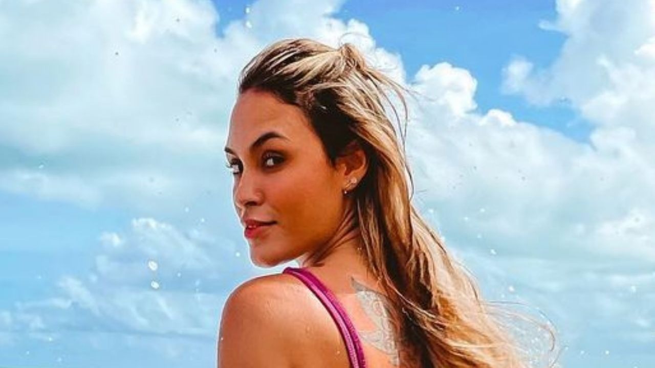 Sarah Andrade posa de biquíni cavado, quase mostra demais e internauta late: “Au au!”