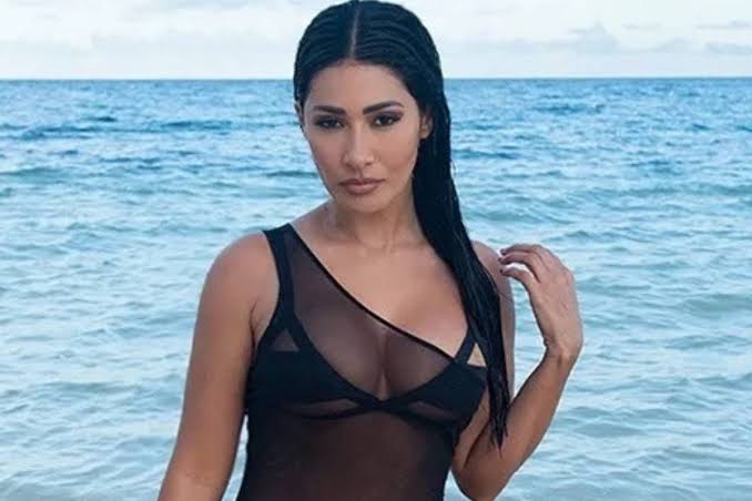 Simaria surpreende ao posar sexy para fazer faxina e fã reage: “Botou o lixo dentro da calcinha”