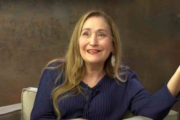 Internada, Sonia Abrão agradece carinho de jornalistas: “Gratidão”