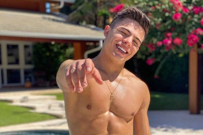 Thomaz Costa se confunde e transa com a pessoa errada: “Não sabia quem era”