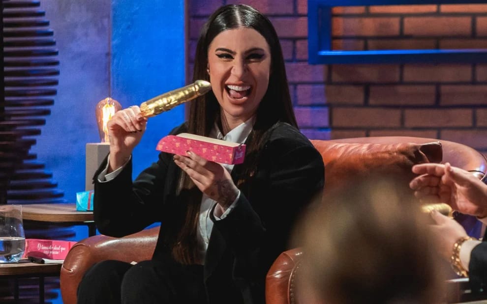 Em reality show, Bianca Andrade experimenta doce em forma de pênis e dá opinião sobre o sabor