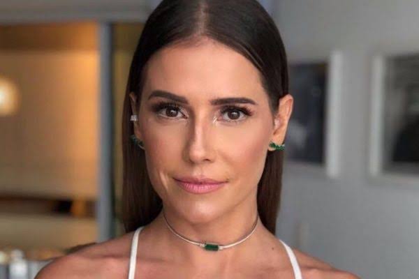 Deborah Secco realiza transplante de sobrancelhas