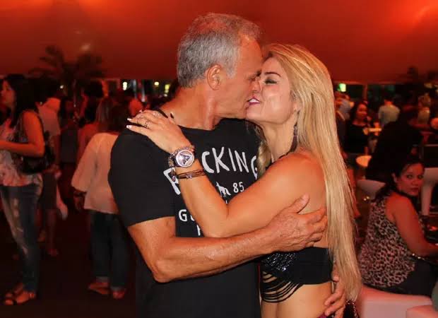 Com adesivo nos mamilos, mulher de Kadu Moliterno chama atenção no Rock in Rio: “Me inspiro na Anitta”