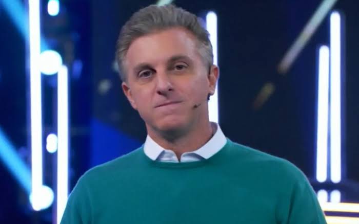 Luciano Huck quebra protocolo no “Domingão” e faz apelo sobre política