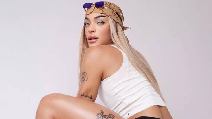 Pabllo Vittar desfila de calcinha fio-dental, dá empinadinha e fãs comentam: “Morena gostosa”
