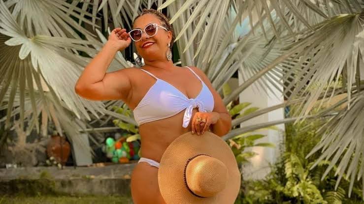 Aos 65 anos, Solange Couto cobre os seios com cortina em fotos de lingerie: “Força e liberdade”