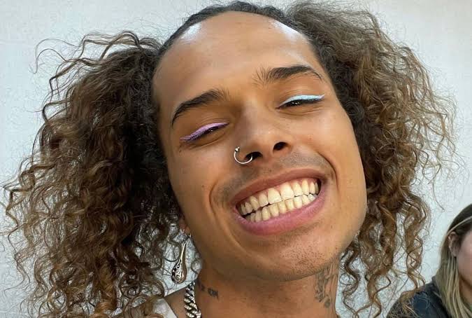 Vitão se irrita com críticas de seguidores sobre sua aparência: “Moda pra mim é arte”