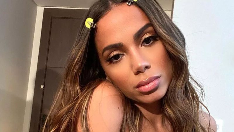 Ao lado de perfume íntimo, Anitta aparece nua e internet vai à loucura: “Simplesmente esplêndida”