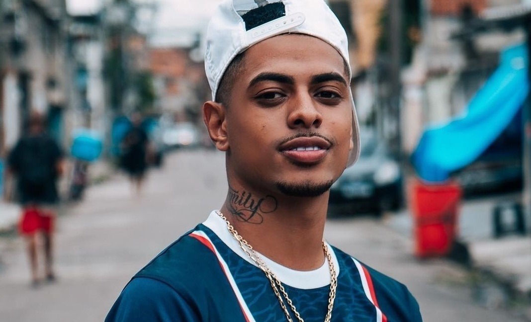 Biel do Furduncinho, do hit “Ai Preto”, tem van atingida por tiros