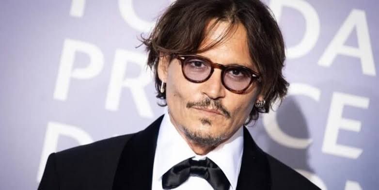 Golpista faz brasileira de 61 anos achar que namorava Johnny Depp; veja o valor do prejuízo