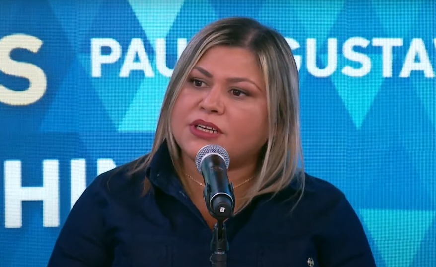 Sensitiva recebe pedradas e tem dedo quebrado durante ataque
