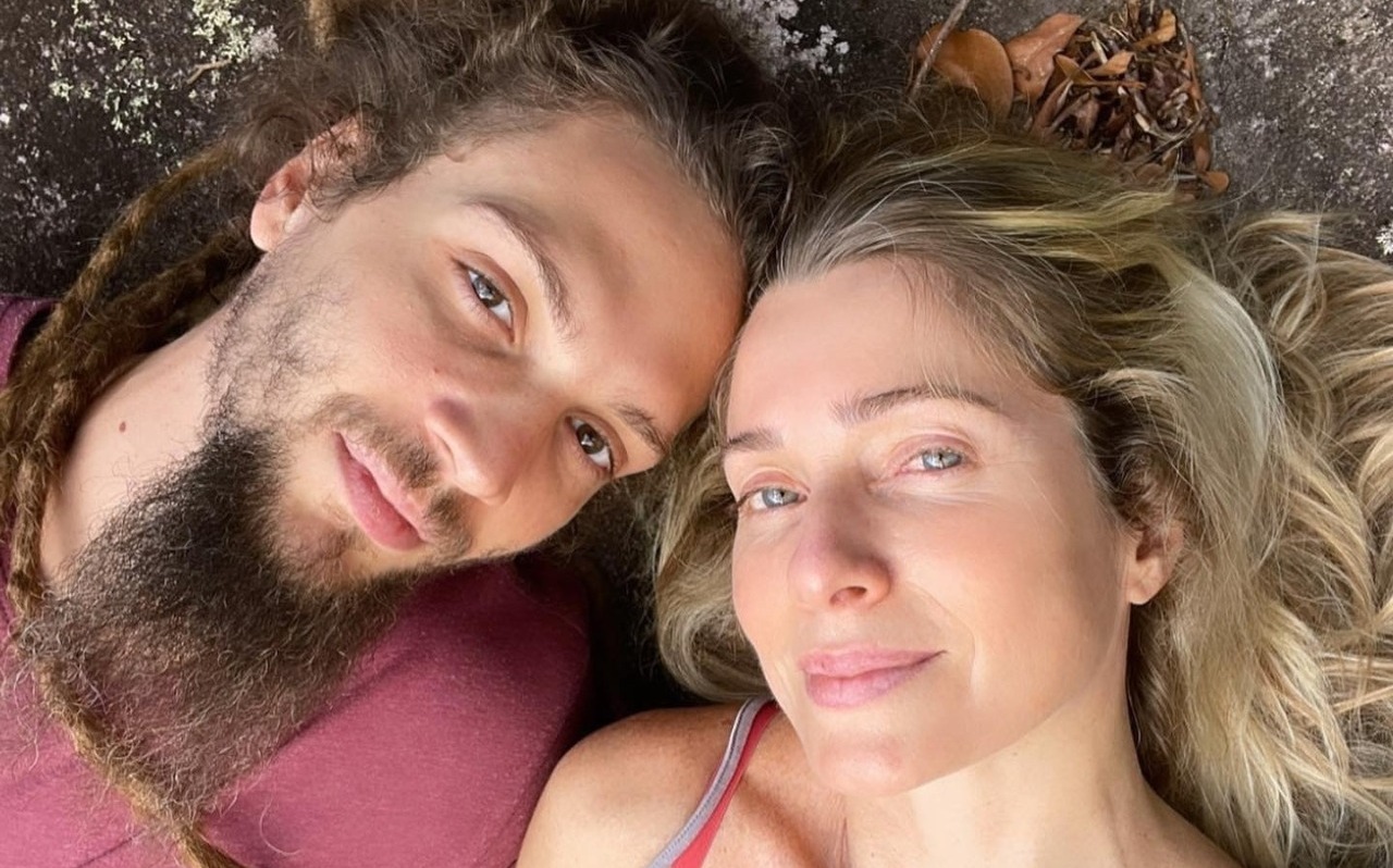 Marido de Leticia Spiller é chamado de “mendigo” e rebate seguidor; assista