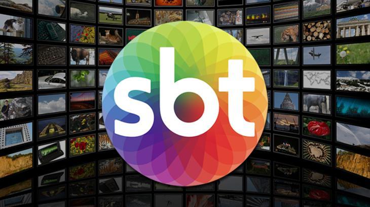 Apresentador do SBT posa com a camisa do Brasil e tamanho da coxa choca fãs: “Que indecente”