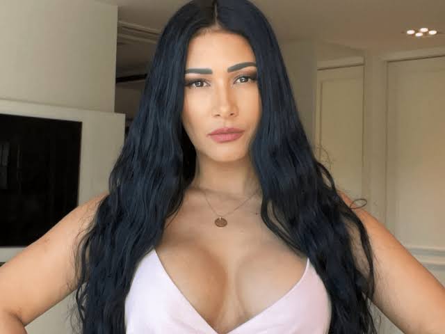 Simaria tira selfie em seu quarto e “detalhe” chama a atenção dos fãs