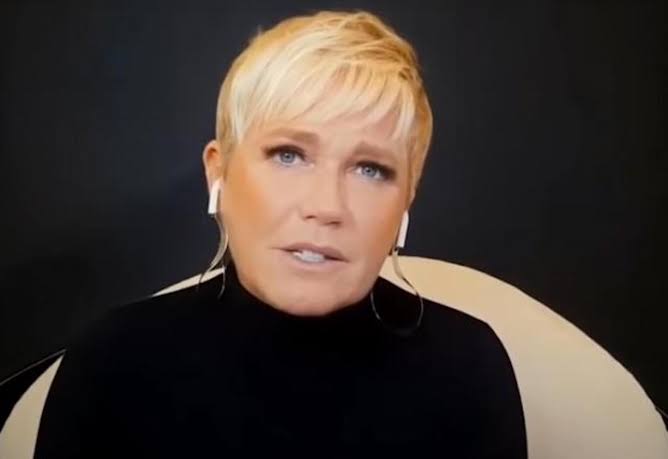 Em zona eleitoral, Xuxa se irrita com bolsonarista ao ser acusada de furar a fila: “Mandei um beijinho”