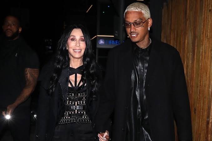 Cher confirma namoro com rapper 40 anos mais novo e fãs questionam: “O amor é cego”