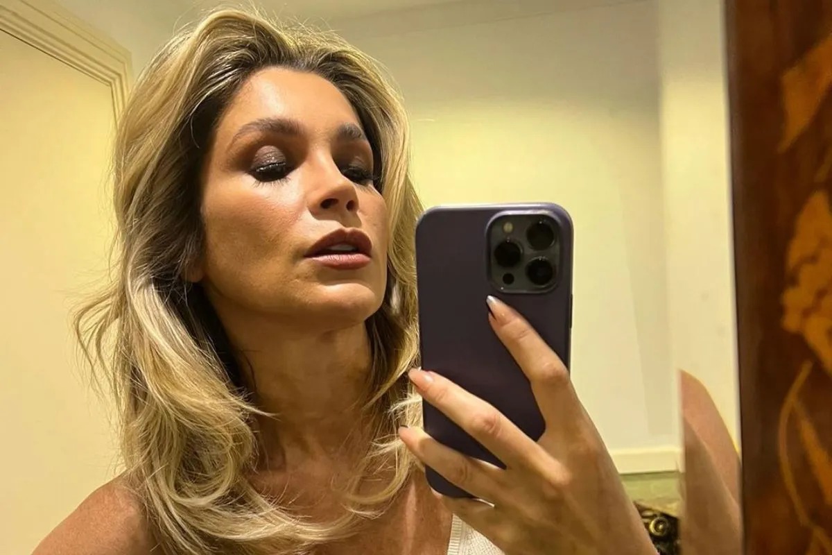 Flávia Alessandra torce para o Brasil de biquíni minúsculo e web reage: “Foto do hexa”
