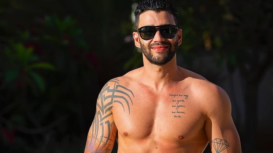 Gusttavo Lima faz tatuagem nas costas e internet não perdoa: “Tá muito torta”