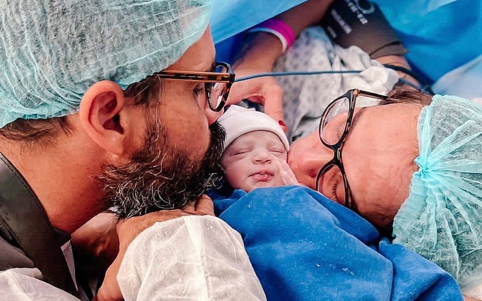Saúde de filha de Juliano Cazarré piora e esposa do ator pede orações: “Grave”