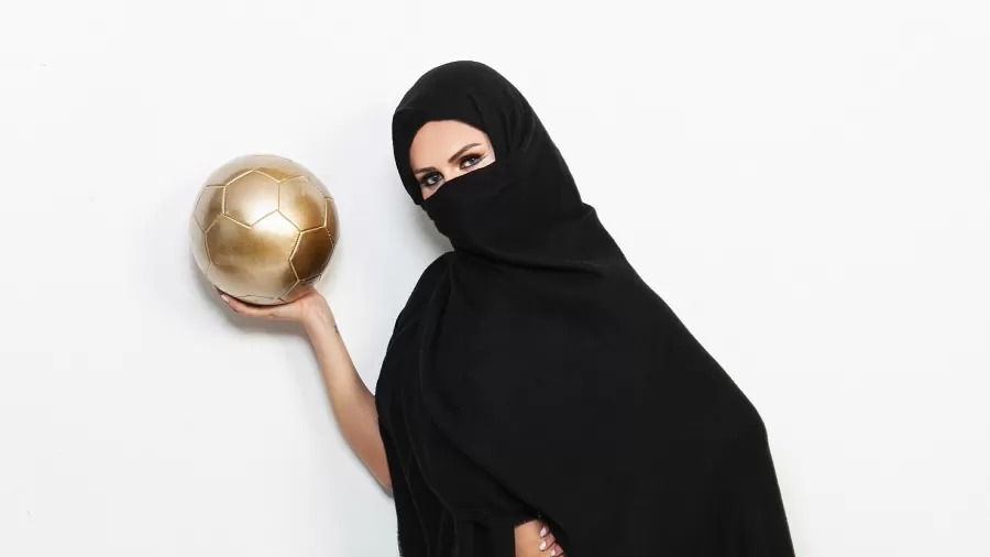 Miss Bumbum da Copa do Mundo faz ensaio sensual com traje muçulmano e causa polêmica: “Não me arrependo”