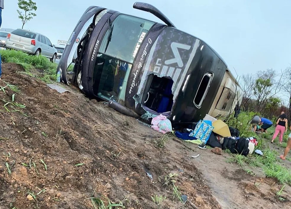 Ex-participante de “A Fazenda” tem corpo arremessado durante acidente de ônibus