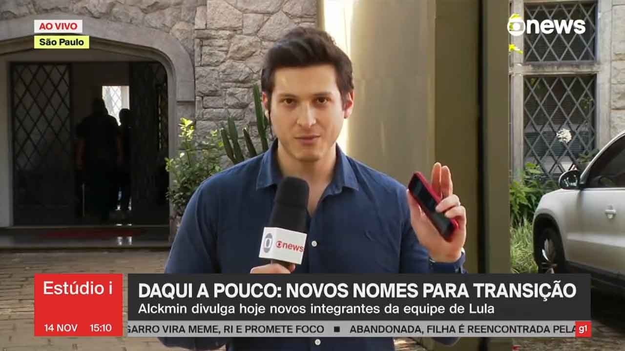 Repórter da GloboNews quase engole mosquito, ao vivo, durante telejornal; assista