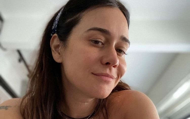 Deitada na cama, Alessandra Negrini aparece de camisola, mostra intimidade e web reage: “Me engravida”