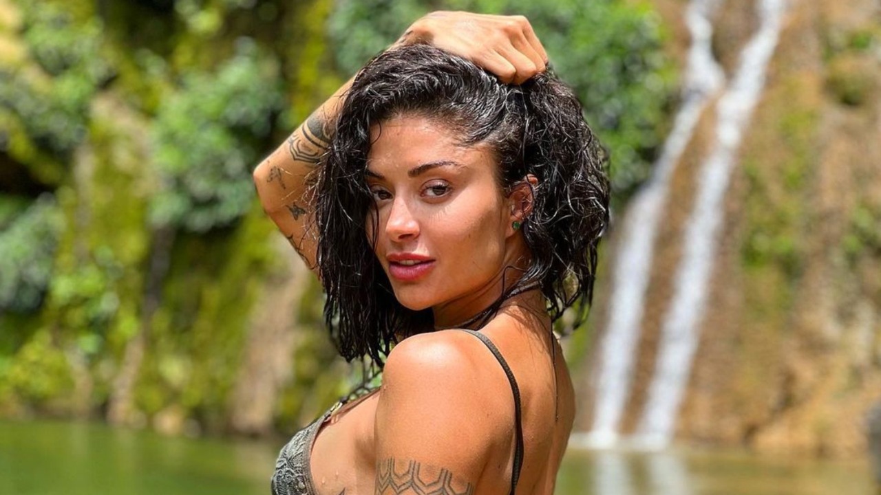 Aline Campos surge de fio-dental, coloca o bumbum pro alto e web reage: “Alguém viu a pedra?”