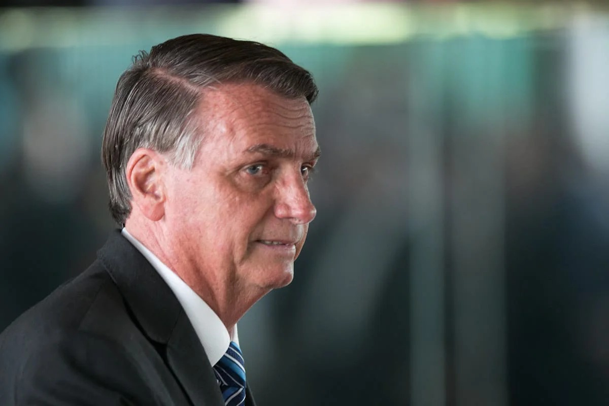 Bolsonaro aparece com a perna ferida e filho fala sobre doença do atual presidente