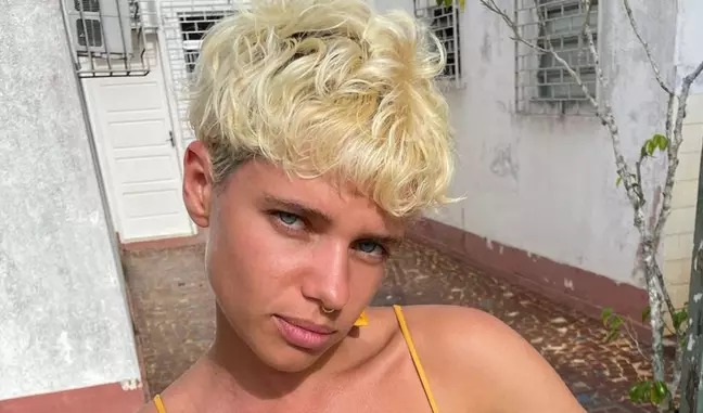 Bruna Linzmeyer aparece com pelos na virilha mais uma vez e divide opiniões: “Mata virgem”