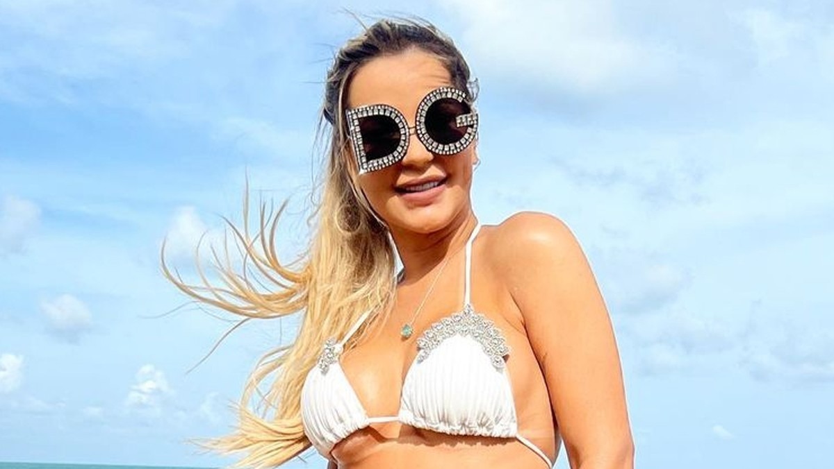 Deolane Bezerra aparece com bumbum gigante e internautas apontam photoshop: “Leve amassado”