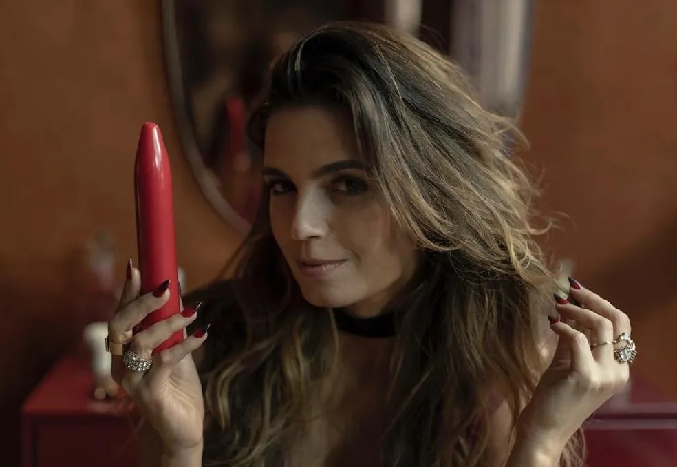 Para novo papel, Emanuelle Araújo mergulha no universo do sadomasoquismo e revela situação desconfortável