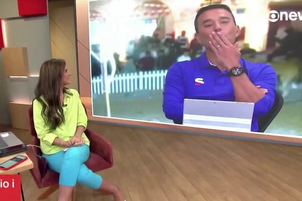 Andréia Sadi se emociona e quebra protocolo no “Estúdio i”; assista