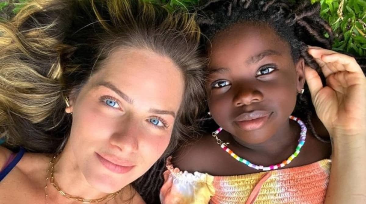 Giovanna Ewbank se emociona com o novo visual de sua filha: “Ela me ensina”