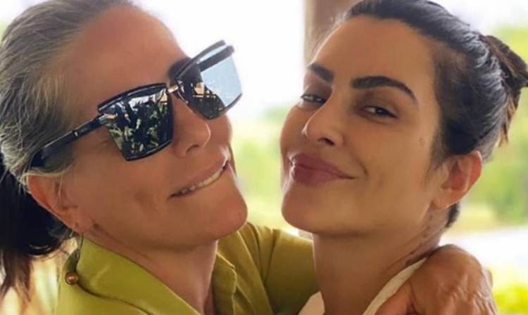 Cleo e Gloria Pires aparecem juntas de biquíni em cachoeira: “A beleza está na genética”