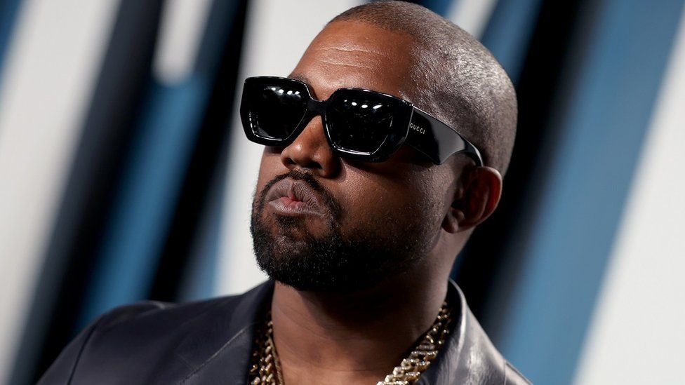 Kanye West é banido novamente em rede social após postar suástica nazista