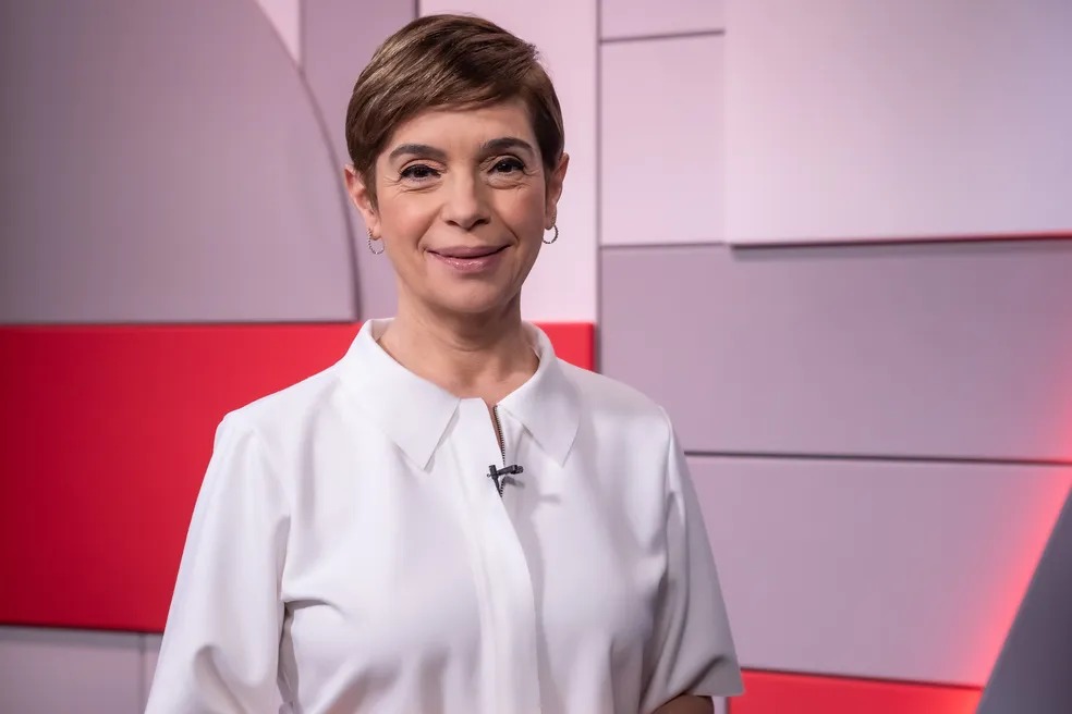 Renata Lo Prete aparece de tênis durante jornal e surpreende telespectadores com atitude: “Libera”
