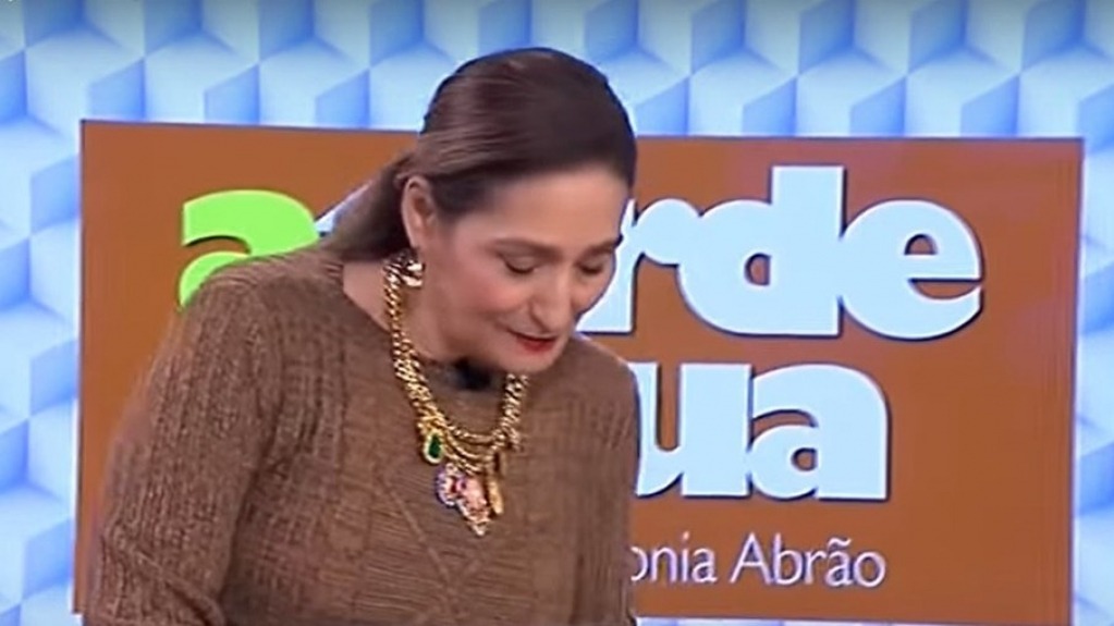 Sonia Abrão comete gafe e é chamada atenção ao vivo: “Desculpa”
