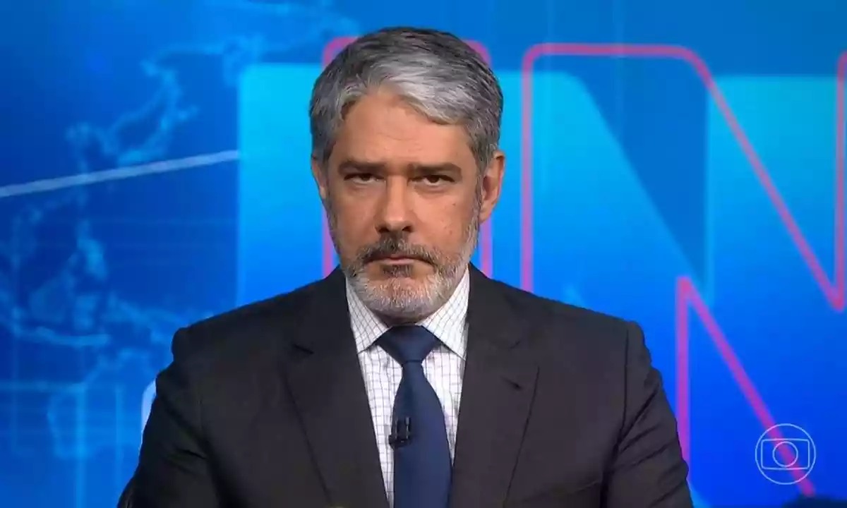 William Bonner fica indignado com fake news espalhadas por Bolsonaro