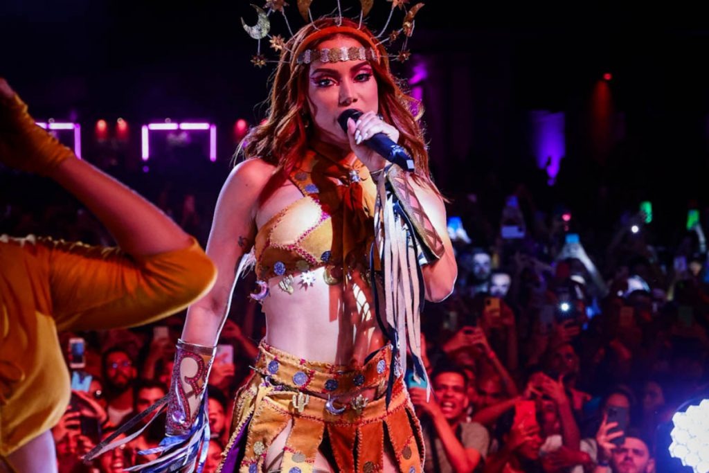 Anitta se irrita com fã durante show: “O senso passou longe”