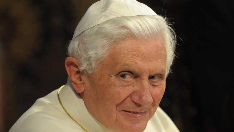 Imagens do corpo de Bento XVI circulam na internet após liberação do Vaticano; confira