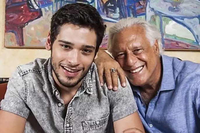 Filho de Antônio Fagundes assume namoro com galã de “Cara e Coragem”