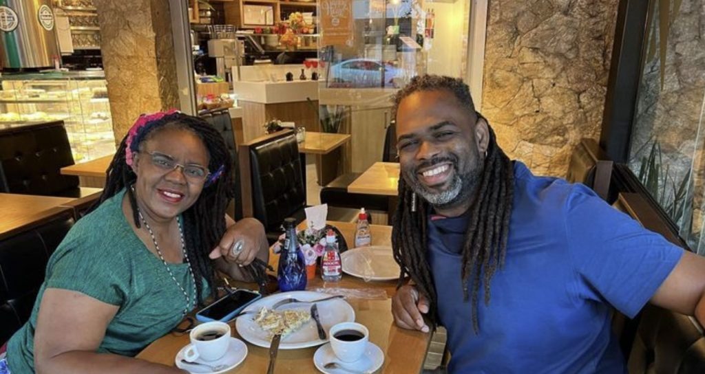 Manoel Soares revela que sua mãe foi escravizada: “Rasgaram a orelha dela”