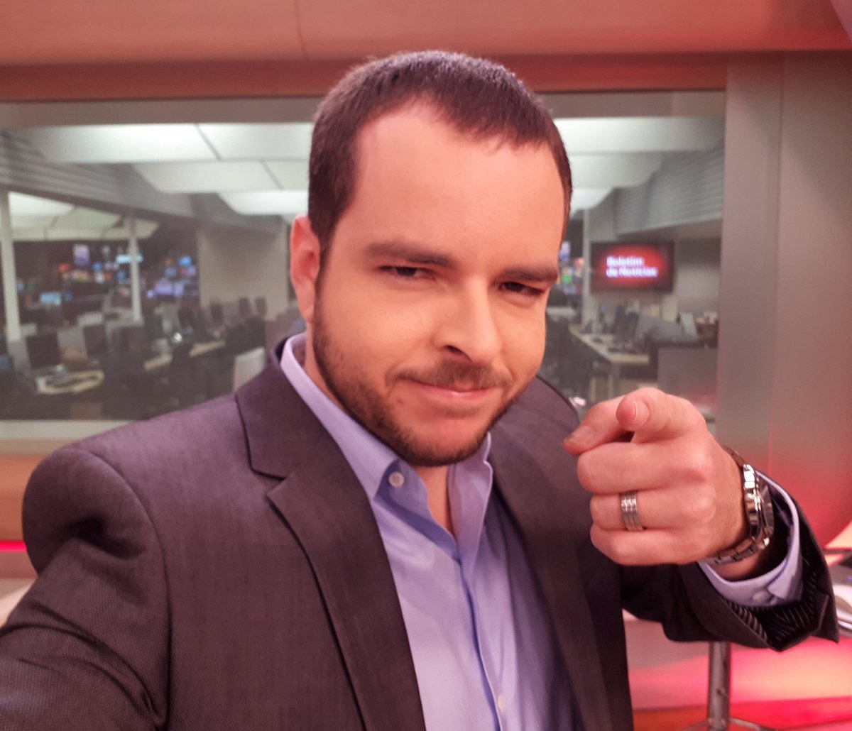 Apresentador da TV Globo faz dança, ao vivo, durante cobertura da virada de ano