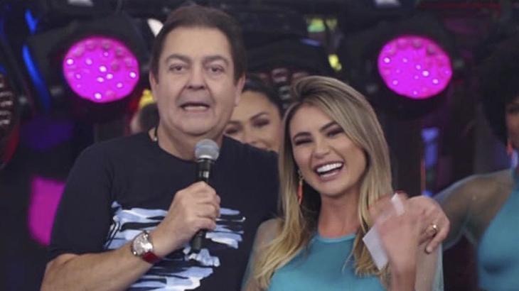 Ex-bailarina do Faustão é levada às pressas para o hospital após lancha pegar fogo