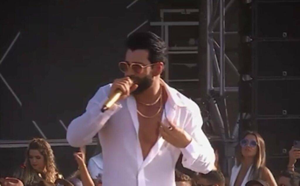 Gusttavo Lima expulsa fã após ser atingido durante show: “Tirem ela”